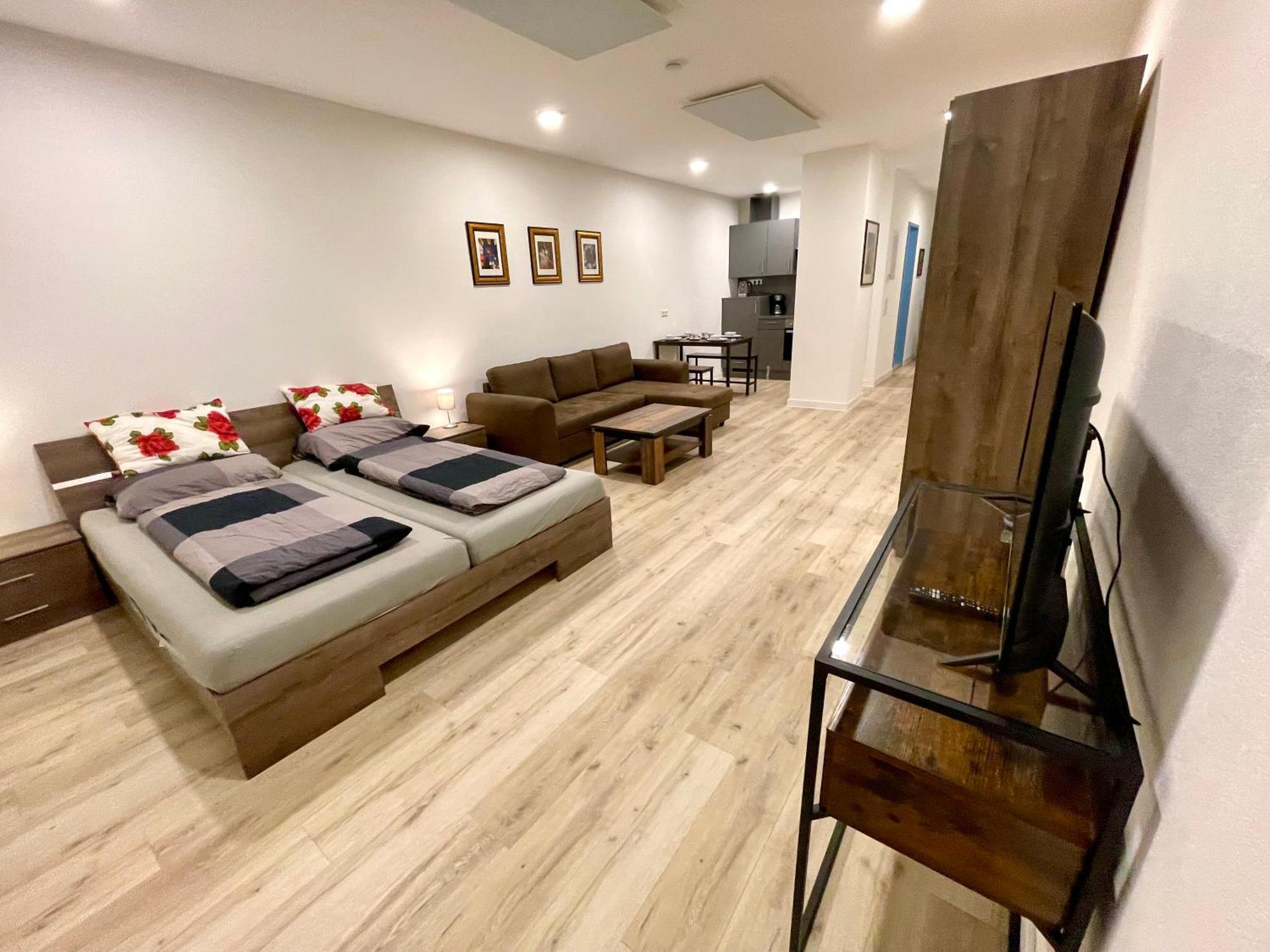 Neu Grosse Einzimmerwohnung Im Zentrum Goldstadt Pforzheim Schloessle Екстериор снимка